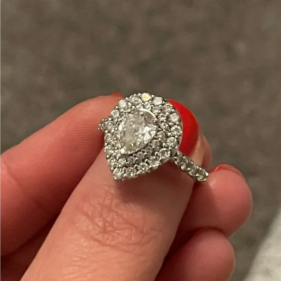 14kt White gold GIA certified Pear-Shaped Diamond Engagement Ring - Picture 4 of 6